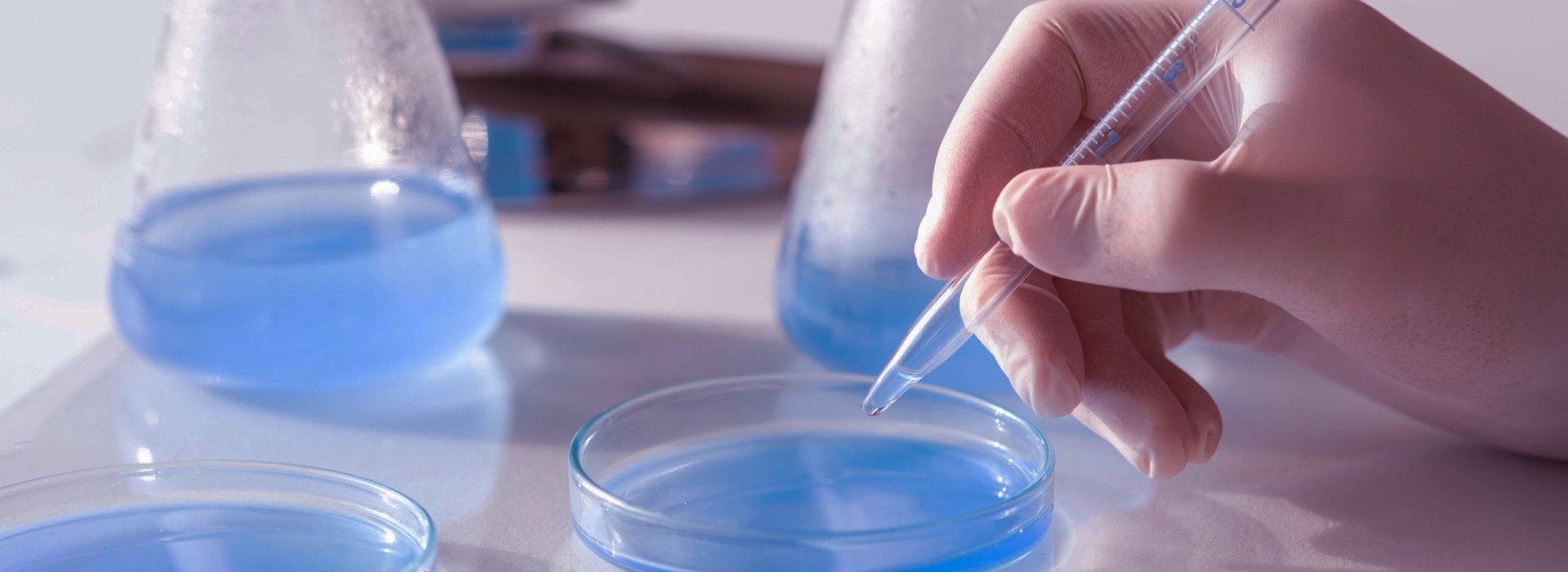 Profisisonal analisando água